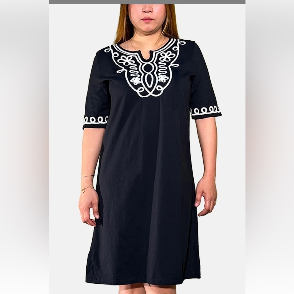 Jones New York Black Dress with White Embroidery
Caja 3